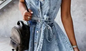 Co ubrać do jeansowej sukienki? 10 stylizacji na różne okazje