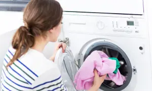 Jak skutecznie zapobiec farbowaniu ubrań: 5 sprawdzonych metod