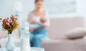Czy mleko z piersi trzeba podgrzewać? Fakty i mity o karmieniu