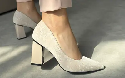 Czółenka na słupku – elegancja i stabilność w jednym