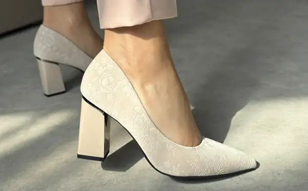 Czółenka na słupku – elegancja i stabilność w jednym